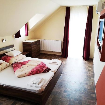 Borostyan Panzio Balatonfuered Bed and Breakfast Eksteriør billede