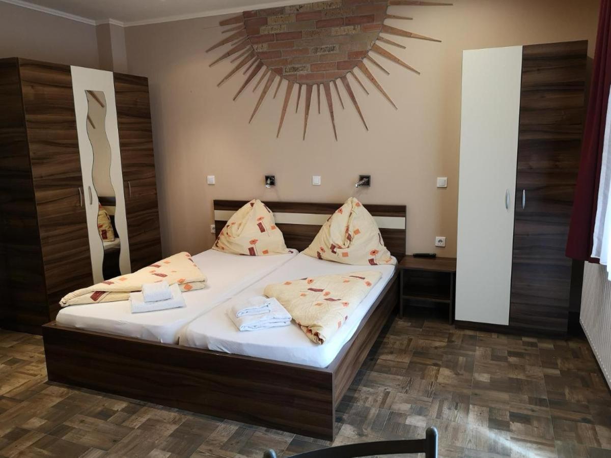 Borostyan Panzio Balatonfuered Bed and Breakfast Eksteriør billede