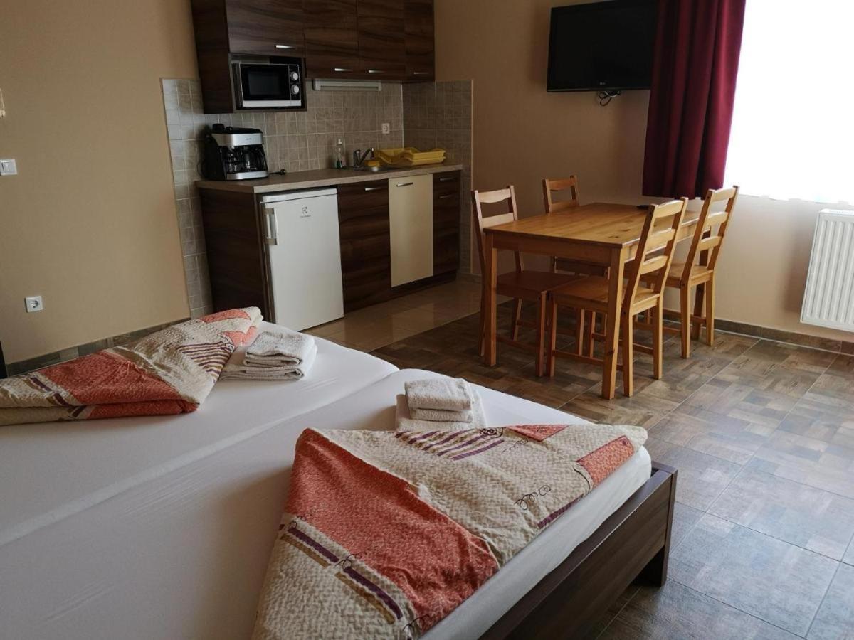 Borostyan Panzio Balatonfuered Bed and Breakfast Eksteriør billede