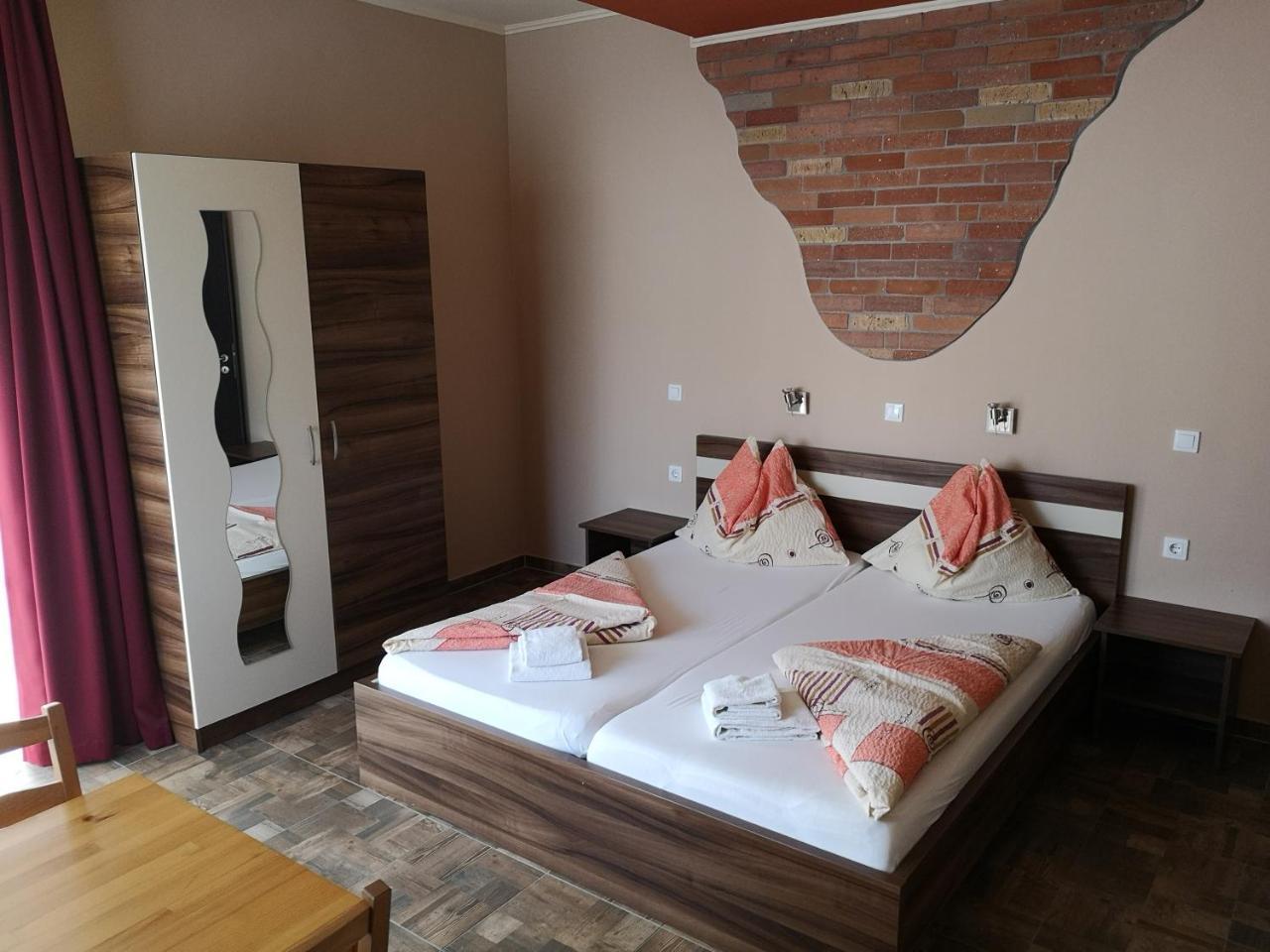 Borostyan Panzio Balatonfuered Bed and Breakfast Eksteriør billede